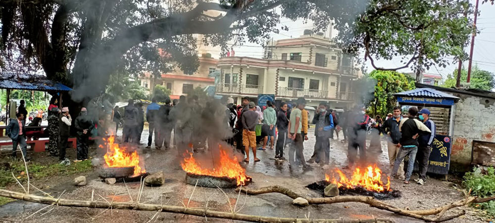 बस दुर्घटनामा ज्यान गुमाउनेका आफन्तद्वारा सडक अवरुद्ध गर्दै प्रदर्शन