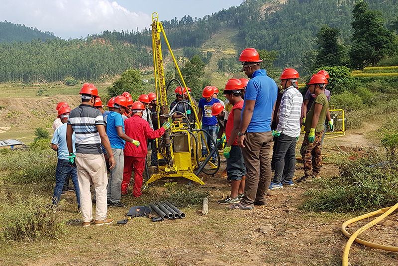 चिनियाँ प्राविधिक टोली नआउँदा पेट्रोलिएम खानी उत्खनन् अनिश्चि
