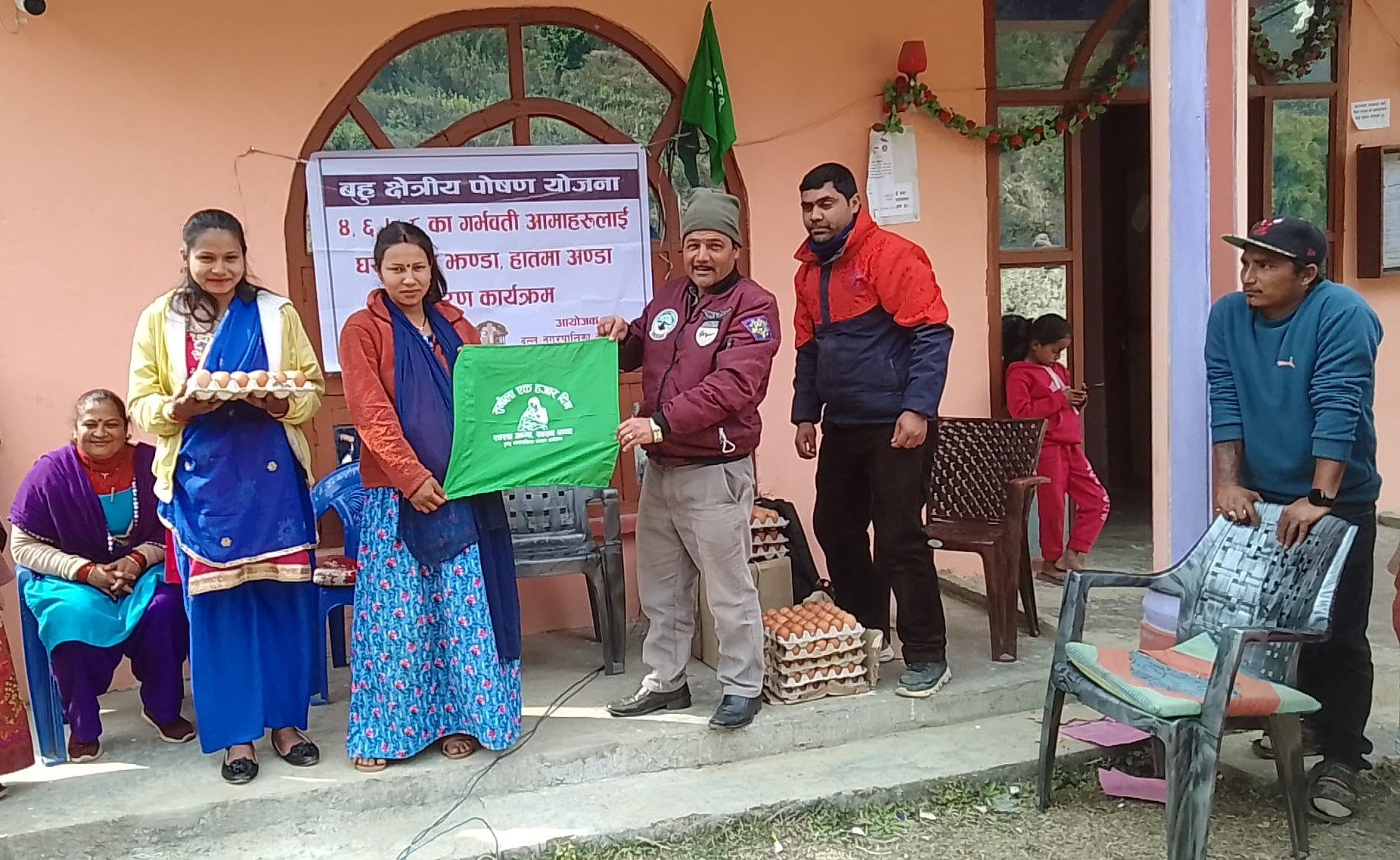 गर्भवतीलाई झण्डा र अण्डा बितरण