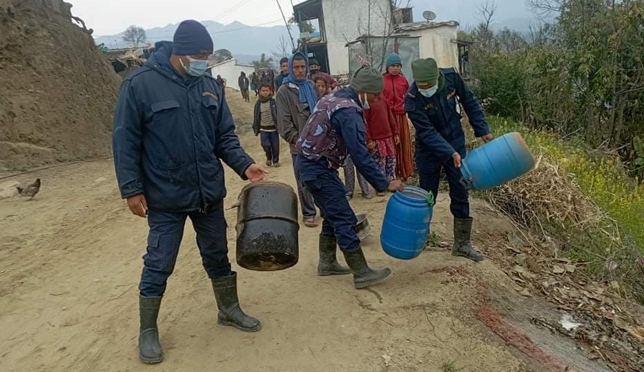 दैलेख प्रहरीद्धारा अवैध घरेलु मदिरा नष्ट