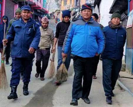 कुच्चो लिएर सडक सरसफाईमा वडा अध्यक्ष