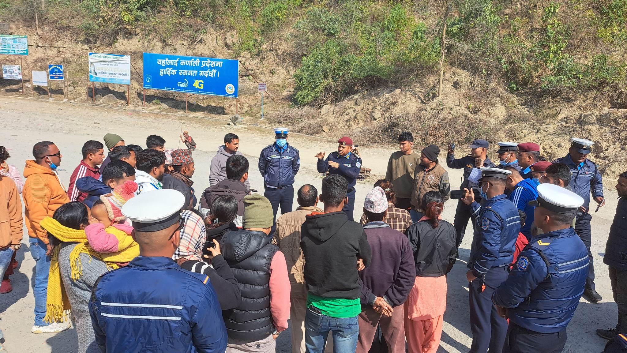 कर्णाली प्रहरीले थाल्यो ‘सुरक्षित यात्रा अभियान’