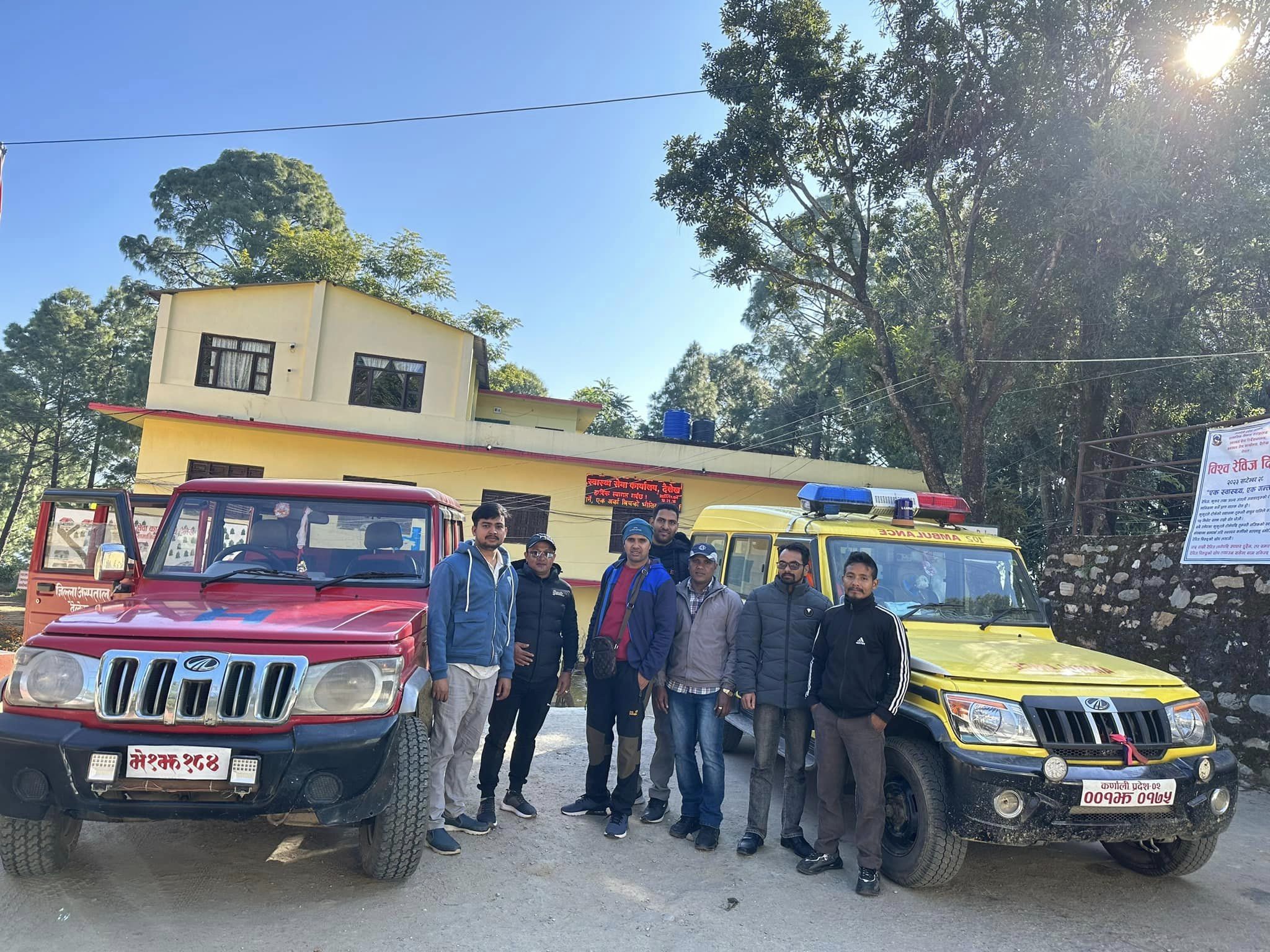 भूकम्प प्रभावित क्षेत्र जाजरकोटका लागि दैलेखबाट पनि एम्बुलेन्ससहित हिँड्यो चिकित्सकको टोली