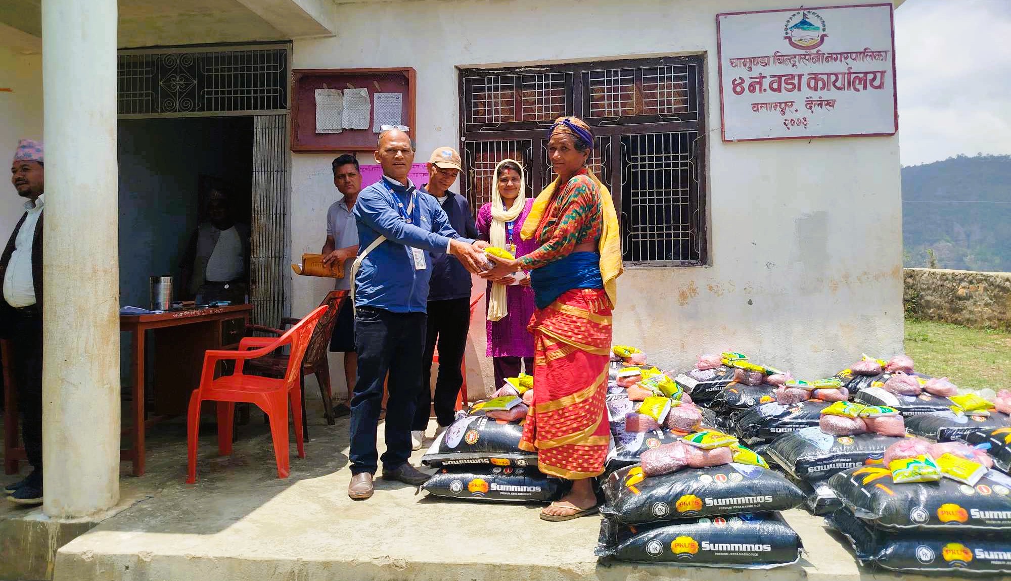 जोखिममा रहेका १यस ६२ बालबालिकालाई खाद्यान्न वितरण