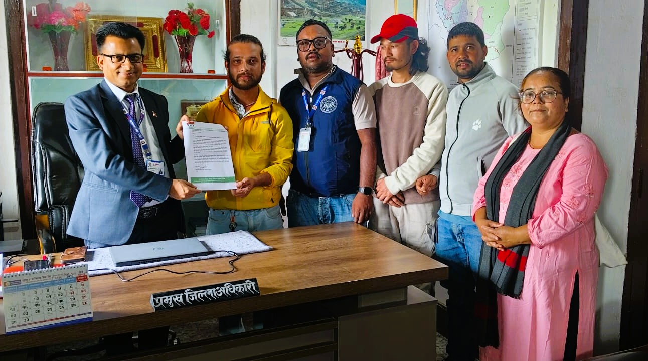 बाल विवाहको कानुनी उमेर नघटाउन प्रमुख जिल्ला अधिकारीलाई ज्ञापनपत्र